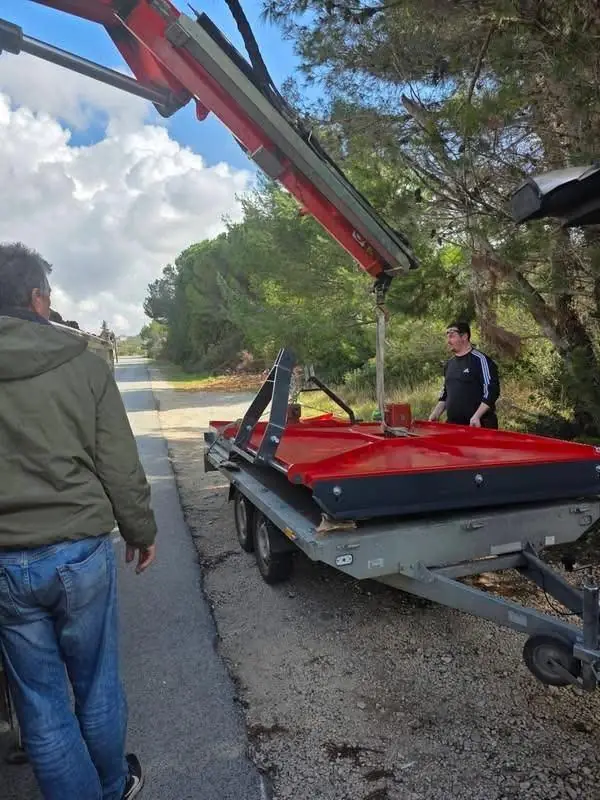 Utovar malčera dizalicom na prikolicu