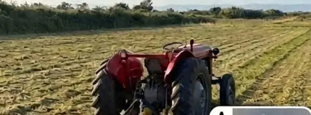 Roto malčer u radu na polju iza traktora